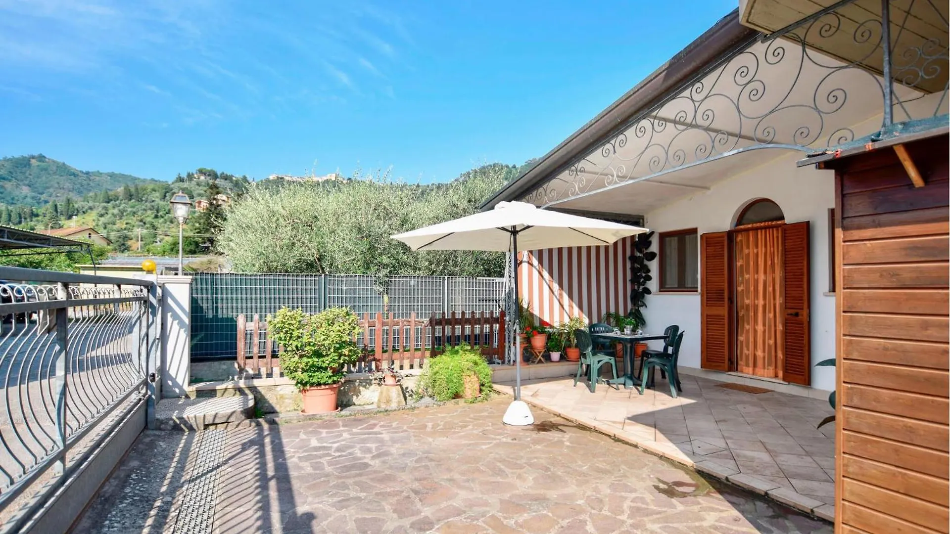 Lovely Apartment In Piano Di Mommio With Kitchen